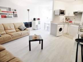 Гостиница CANNES plage 2mn/45m2/vue mer/inernet/clim/parking privé  Канны